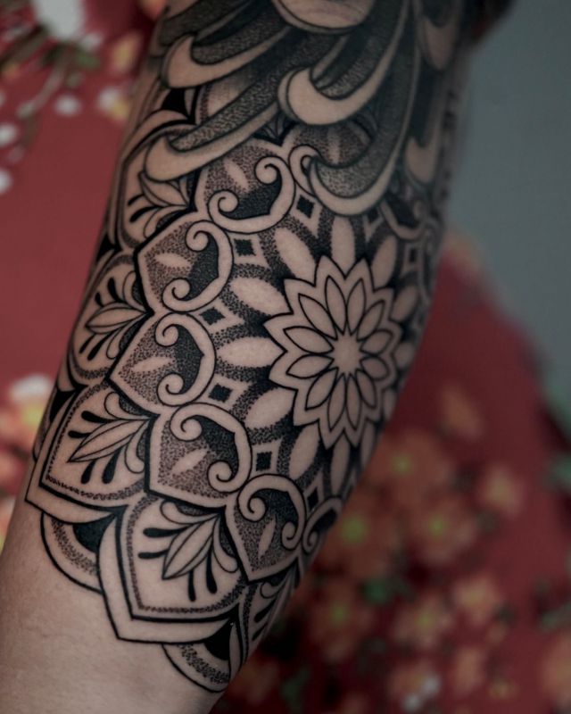 Made this mandala for Natasja ! @paradigm_tattoo !!  .
.
.
.
.
.
#mandala #mandalatattoo #mandalaart #mandalaartist #mandalapassion #dot #dailydotwork #dotworkers #dotworktattoo #dottera #tattoofinders #tattoo #tatt #tattooideas #tattoos #ink #inkaddict #inktattoo
