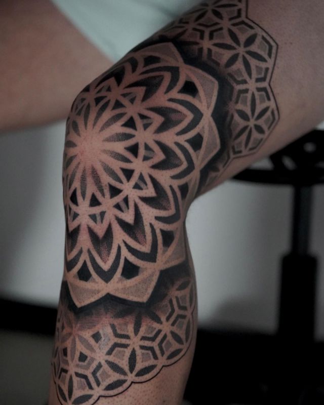 Knee mandala from A while ago. Done for my old boss michiel. @paradigm_tattoo Thanks again!!  Also follow !
@bobbatatt 
@erni_tattoo 
@bauhill.tattoos  #mandala #kneemandalatattoo #mandalaartist #mandaladesign #dot #dotworkdaily #dotworkers #dotwork #dott #dots #doterra #tattoo #tatt #tattooideas #tattoos @balmtattoo_benelux