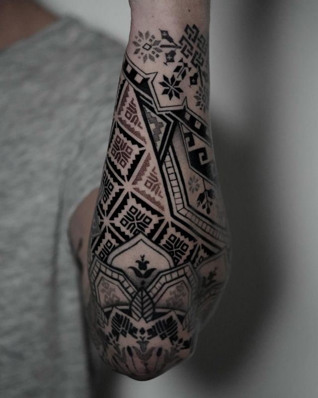 “Do you know that feeling when you haven’t posted for a long time? The threshold to post is increasing, and you know the algorithm has almost forgotten you. My last tattoo post is over a year old. Today, I’m breaking that silence. This year, I commit to sharing more of my journey with you. Grateful for your support and excited for what’s to come!”  Hope you guys like this style!!  #MandalaTattoo
#DotworkArt
#GeometricInk
#CrosstischDesign
#mandalas 
 #SacredGeometryTattoo  #TattooArtist
 #InkMagic
#PrecisionInk
 #AbstractTattoo