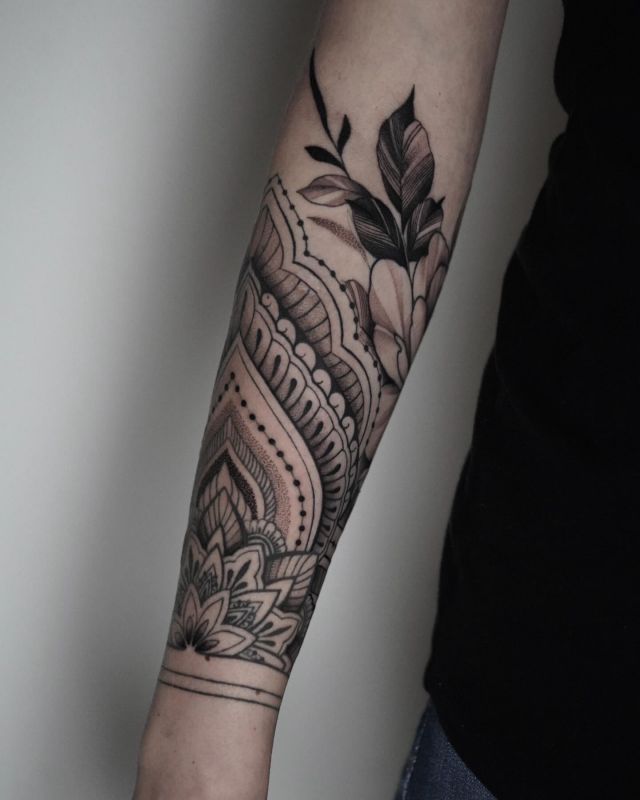Extended and filled up this ornamental piece for @kim_ramaekers ! Thank you  Side note 📝  After a fully booked schedule for over a year, I’m finally open for new commissions! 🎉 If you’ve been contemplating getting a tattoo from me, now is your chance. 🖋️ I’ve got some spots left in April and may. Hit me up with you’re idea  .
.
.
.
.
.
 #OrnamentalTattoo #ForearmInk #InkArt #TattooDesign #BodyArt #DetailedInk #InkInspiration #TattooedArm #ArtisticInk #tattooeddesigns