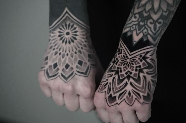Hands done for @flxrianxo ! Healed and fresh!  I love tattooing hands . I’m currently taking bookings for April and may. For appointments what’s app +31625706076!!  .
.
.
#mandala #mandalatattoo #handtattoo #dot #dotwork #doterra #dotworkers #inktattoo #dotworkartist #geometric