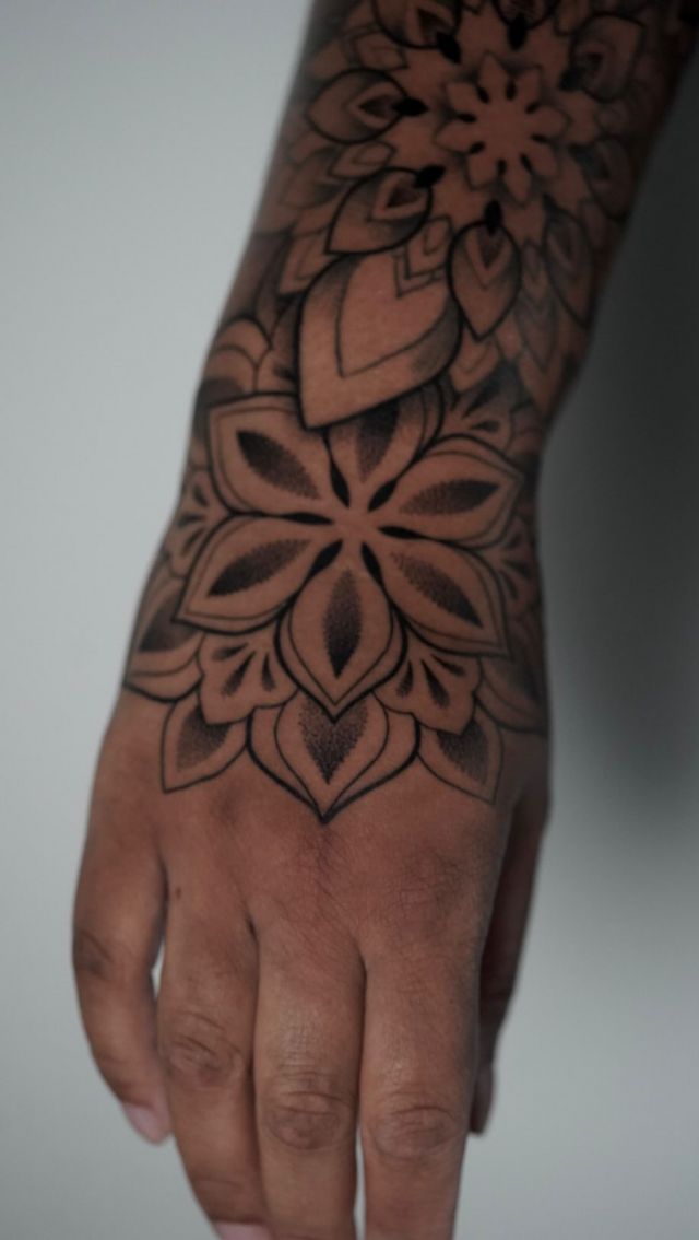 Hand Mandala for @sneaker_dizzy !! Thank you 🙏  For appointments what’s app:
+31 6 25 70 60 76  .
.
.
.
#mandala #mandalatattoo #mandalaart #dotworkers #dotdotdot #dotwork #handtattoo