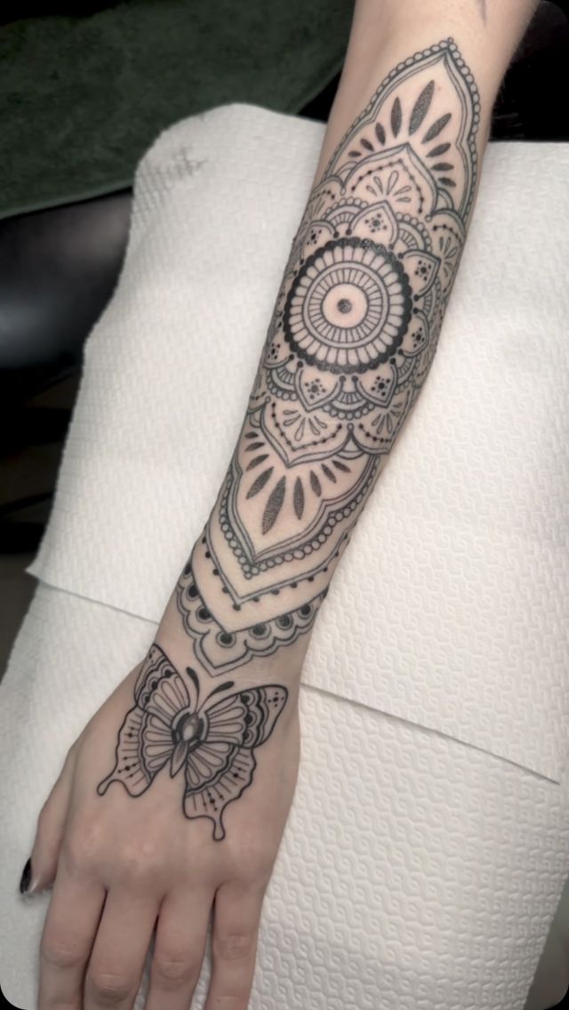 Butterfly ornament ! Thanks milou 🙏 
Like to do more in this style!  For appointments what’s app: +31 6 25 70 60 76  .
.
.
.
.
#ornaments #ornamental #hennatattoo #dot #dotworkers #dotwork #mandalatattoo #mandalas #mandalaartist